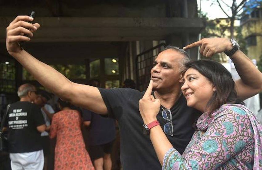प्रिया दत्त ने 36 साल की उम्र में बिजनेसमैन ओवेन रोंकोन से शादी की थी। ओवेन पत्नी प्रिया से 3 साल छोटे हैं। ओवेन तब अपनी छोटी से इवेंट मैनेजमेंट कंपनी चलाया करते थे। 