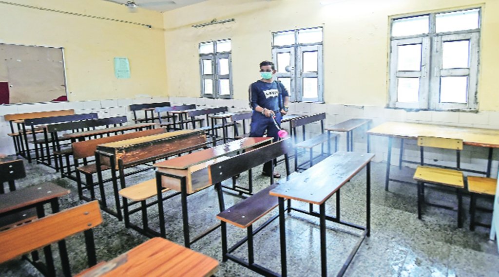 कक्षा को संक्रमणमुक्‍त करता कर्मचारी। फाइल फोटो। 