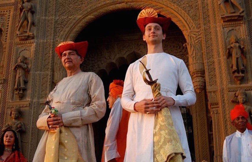 शादी का कार्यक्रम महेश्वर किले में हुआ था। यह किला होलकर परिवार का निवास है। नर्मदा नदी के किनारे शादी में आए मेहमानों के लिए वीआईपी टेंट लगाए गए थे। ये टेंट खासतौर पर राजस्थान से मंगाए गए थे। 