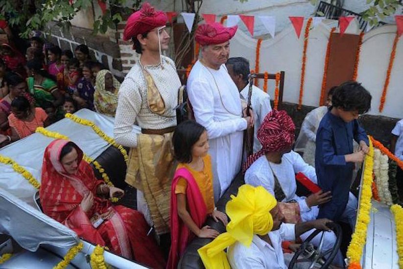 यशवंत राव की बारात विंटेज रॉल्स रॉयस गाड़ियों से निकली थी। बारात में सबसे आगे दुल्हे की कार थी जिसमें उनके पिता और बहन उनके साथ थे।
