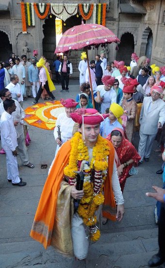 शादी में 128 तरह के शाही व्यंजन बनाए गए थे। दस्तरखान की जिम्मेदारी देश के कई बड़े पांच सितारा होटल के कारीगरों को दी गई थी। ( यह भी पढ़ें: 35 करोड़ के इसी बंगले में रहते हैं अमरिंदर सिंह, पटियाला राजघराने के इतिहास से सजी हैं घर की दीवारें )
