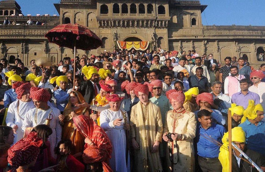 Holkar Royal family: देश में कई राजघराने ऐसे हैं जो अपने शाही अंदाज के लिए आज भी जाने जाते हैं। इनमें ज्योतिरादित्य सिंधिया (Jyotiraditya Scindia) के परिवार से जयपुर के राजघराने जैसे तमाम नाम शामिल हैं। इन्हीं में से एक नाम है महेश्वर के होलकर राजघराने का। होलकर राजघराने में पिछले 265 सालों में सिर्फ तीन शादियां हुई हैं। तीसरी शादी साल 2015 में हुई थी। आइए देखें उस शाही शादी की कुछ तस्वीरें: 