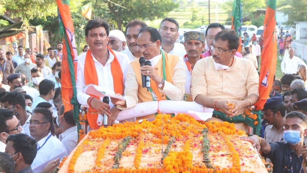 मध्यप्रदेश के मुख्यमंत्री शिवराज सिंह चौहान रविवार को जनदर्शन यात्रा के तहत सतना पहुंचे थे। इस दौरान उन्होंने लोगों की समस्याएं भी सुनीं। (फोटो- ट्विटर/@ChouhanShivraj)