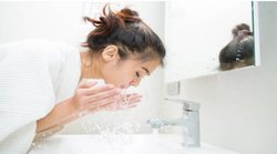 स्किन प्रॉब्लम्स से छुटकारा दिलाने में कारगर है नमक का पानी, इस तरह करें इस्तेमाल