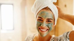 पिंपल्स और दाग-धब्बों से छुटकारा दिलाने में मदद करता है तुलसी से बना टोनर, घर पर इस तरह करें तैयार