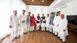 यूपी में चुनाव से पहले मायावती को झटका! बसपा छोड़ सपा में शामिल हुए कई नेता