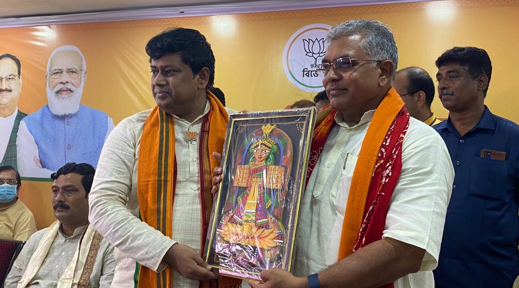 मंगलवार को कोलकाता स्थित पार्टी कार्यालय में आयोजित कार्यक्रम में प्रदेश भाजपा के नए अध्यक्ष सुकांत मजूमदार का सम्मान करते सांसद दिलीप घोष (फोटो: ट्विटर/ DilipGhoshBJP) 