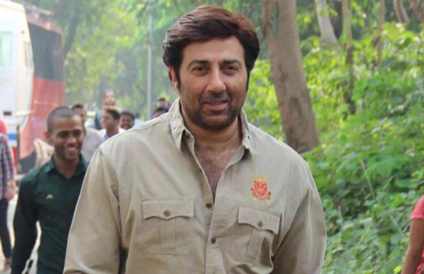 बॉबी की ग्रेट लांचिंग के लिए सनी ने बॉबी को घोड़े पर राइडिंग कराई थी और घोड़ा बिदक गया था, जिससे बॉबी घोड़े से गिर गए और उनके पैरों की हड्डियां टूट गई थीं। Photos: social Media