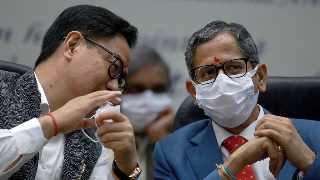 भारत के प्रधान न्यायाधीश एन वी रमन के सम्मान समारोह में केंद्रीय कानून मंत्री किरण रिजिजू ने कहा कि यदि न्याय में देरी होती है तो यह हम सभी के लिये एक बड़ा प्रश्न चिह्न है। (फोटो - पीटीआई) 