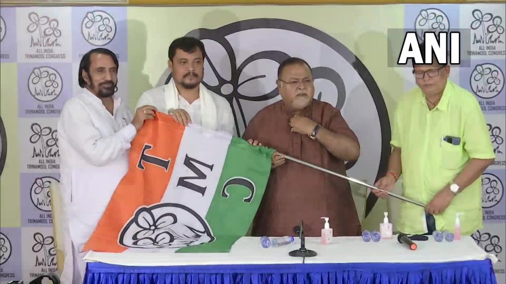 पश्चिम बंगाल के कालियागंज से भाजपा विधायक सुमन रॉय ने शनिवार को तृणमूल का दामन थाम लिया। (फोटो - एएनआई)