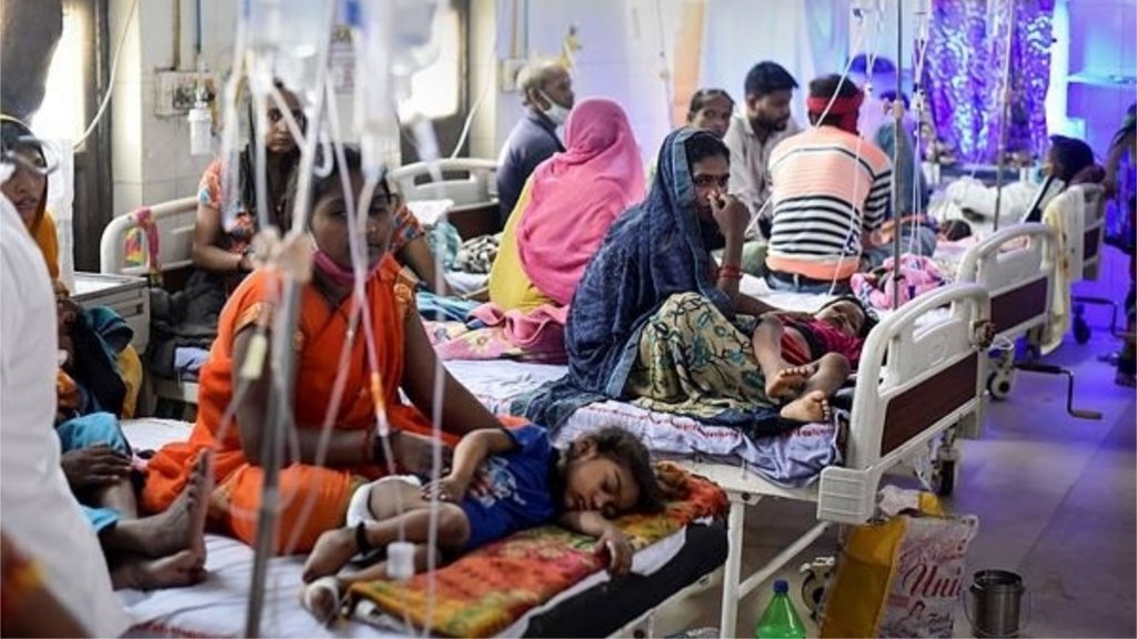 डेंगू और वायरल बुखार से उत्तरप्रदेश के सबसे ज्यादा प्रभावित जिले फिरोजाबाद में रविवार को करीब 105 मरीज मिले। (फोटो - पीटीआई)