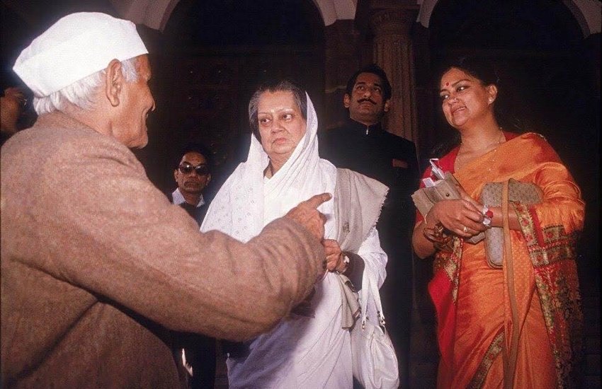 Vijaya Raje Scindia Vs Gayatri Devi: भारतीय राजनीति में दो महारानियां ऐसी रहीं जो काफी चर्चित थीं। एक थीं जयपुर राजघराने की महारानी गायत्री देवी और दूसरी ग्वालियर के सिंधिया राजपरिवार की राजमाता विजया राजे।विजया राजे मौजूदा केंद्रीय मंत्री ज्योतिरादित्य सिंधिया (Jyotiraditya Scindia) की दादी थीं। दोनों ही रानियां बेहद लोकप्रिय और ताकतवर मानी जाती थीं। दोनों संसद की सदस्य भी थीं। विजया राजे से अच्छी दोस्ती होने के बावजूद भी गायत्री देवी ने एक बार तिहाड़ जेल में उनके साथ कमरा शेयर करने से मना कर दिया था। आइए जानें पूरा मामला: