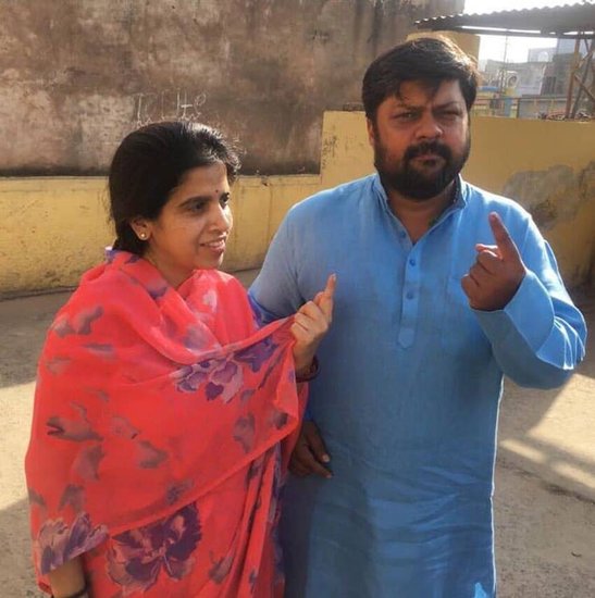 2019 के लोकसभा चुनाव के दौरान चुनाव आयोग को दिये अपने हलफनामे में दुष्यंत सिंह ने बताया था कि उनके पास 37 करोड़ रुपए से ज्यादा की चल अचल संपत्ति है। धौलपुर के महल का मालिकाना हक भी उन्हीं के पास है।  