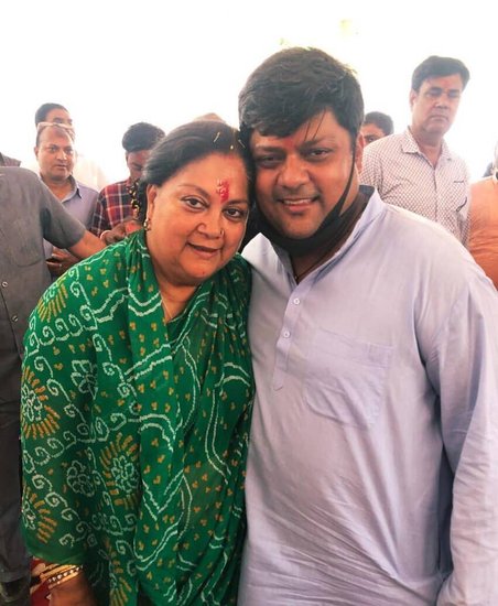 वसुंधरा राजे सिंधिया के बेटे दुष्यंत सिंह बीजेपी सांसद हैं। वह पहली बार 2004 में पहली बार सांसद बने थे। तब उनकी उम्र 31 साल थी।  (यह भी पढ़ें: सोने के कप और चांदी के सिगरेट, जानिए ज्योतिरादित्य को विरासत में मिले हैं कैसे और कितने के गहने )