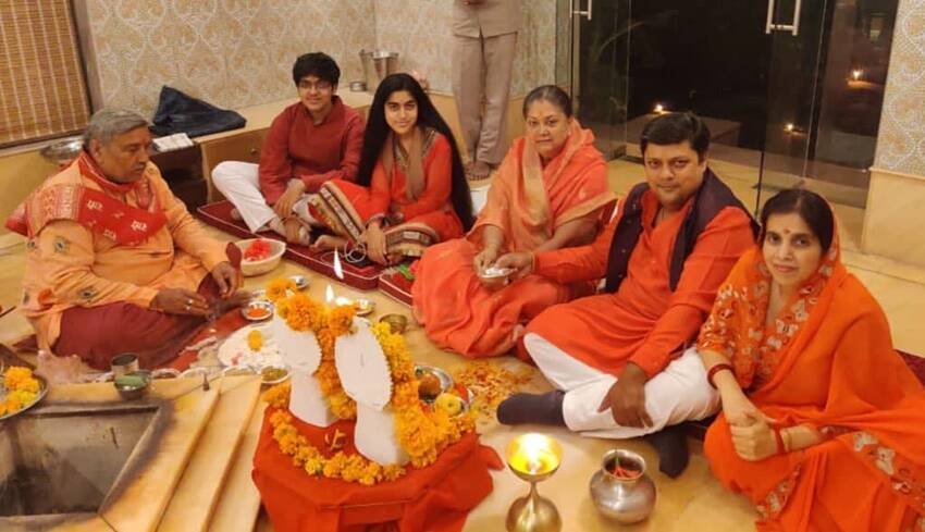 दुष्यंत सिंह और निहारिका के दो बच्चे हैं। एक बेटे और एक बेटी। दोनों पढ़ाई कर रहे हैं। (यह भी पढ़ें: 22 साल में किसी की हो गई मौत तो किसी का हुआ तलाक, जानिए कौन हैं माधवराव की चारों बहनें )