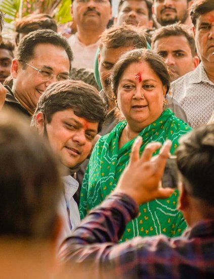 दुष्यंत सिंह धौलपुर राजघराने के महाराज हैं। उनके पिता हेमंत सिंह औऱ मां वसुंधरा राजे के शादी के सालभर में ही तलाक हो गया था।( यह भी पढ़ें: प्रेग्नेंसी में ही हो गया था तलाक, वसुंधरा राजे के बेटे की पिता से 29 साल तक चली लड़ाई )