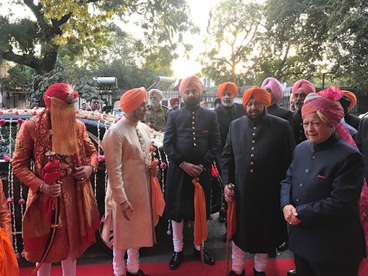 हिमाचल प्रदेश के दिवंगत सीएम वीरभद्र सिंह और पंजाब के सीएम अमरिंदर सिंह भी एक दूसरे के समधी हैं। वीरभद्र सिंह की बेटी अपराजिता सिंह की शादी अमरिंदर सिंह के नाती अंगद सिंह से हुई है।( यह भी पढ़े: जेठानी-देवरानी हैं ज्योतिरादित्य सिंधिया की भांजी और वीरभद्र सिंह की बेटी, एक ही राजघराने में हुई है शादी)