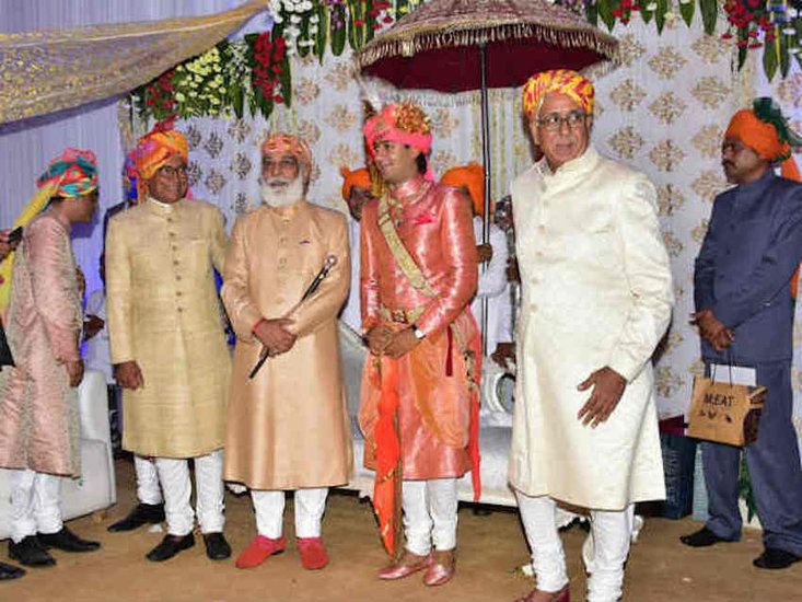 मध्यप्रदेश के पूर्व सीएम और कांग्रेस लीडर दिग्विजय सिंह के बेटे की शादी बिहार के डुमरिया की रॉयल फैमिली की प्रिंसेस श्रीजम्या से  19 मई 2015 को हुई थी। दिग्विजय सिंह की बहू  डुमरिया राजघराने के शत्रुंजय शाही की बेटी हैं। शत्रुंजय के पिता रणविजय शाही राष्ट्रीय जनता दल के विधायक भी रह चुके हैं।