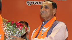 गुजरातः विजय रूपाणी की बेटी का सवाल- ढाई बजे रात तक पिता करते थे काम, क्या सिर्फ कठोर छवि ही नेता की पहचान?