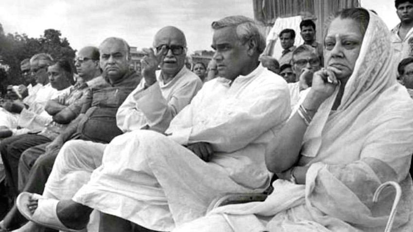 विजया राजे सिंधिया पहले जनसंघ फिर बीजेपी के टिकट पर चुनाव जीत संसद पहुंची थीं। 