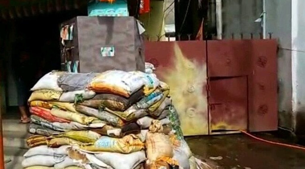 भाजपा सांसद अर्जुन सिंह के घर पर बम से हमला। फोटो- ट्विटर