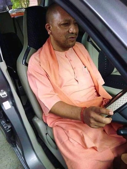 योगी आदित्यनाथ की इन दोनों गाड़ियों की कीमत करीब २२ लाख रुपए बताई है। (यह भी पढ़ें: अखिलेश यादव से मायावती और मुलायम तक, यूपी के इन 8 नेताओं के नाम नहीं कोई अपनी कार )