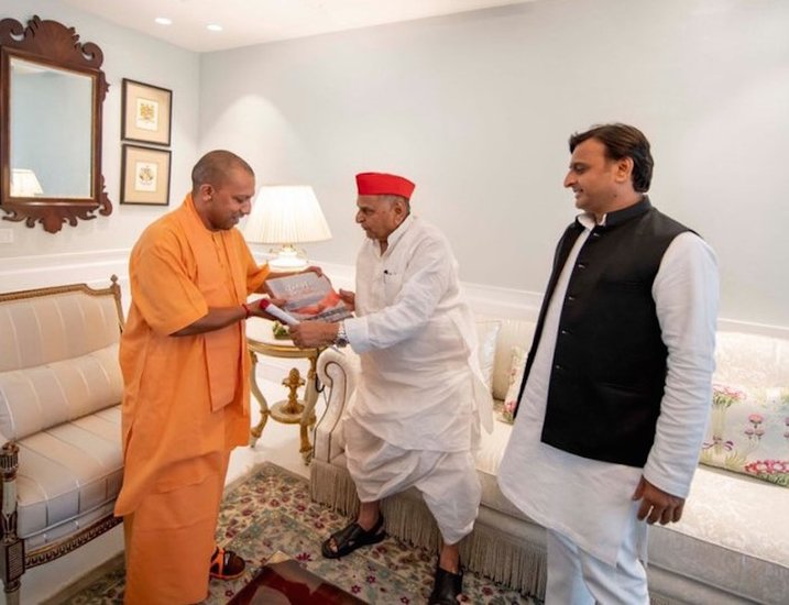 योगी आदित्यनाथ से पहले पिछले 30 सालों में जितने लोग भी यूपी के सीएम बने उनमें से किसी के पास अपने नाम पर कोई कार नहीं रही।