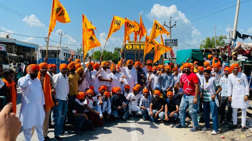काला दिवस के अवसर पर होने वाले संसद मार्च में शामिल होने के लिए दिल्ली रवाना होते अकाली कार्यकर्ता (फोटो: ट्विटर/officialYAD) 