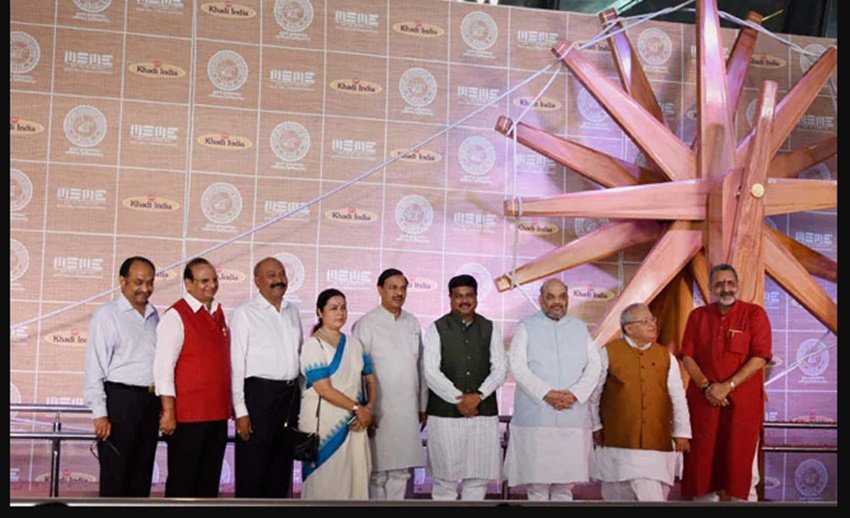 दिल्ली एयरपोर्ट पर विशाल चरखे के उद्घाटन में अमित शाह और गिरिराज सिंह समेत बीजेपी के अन्य बड़े नेता।