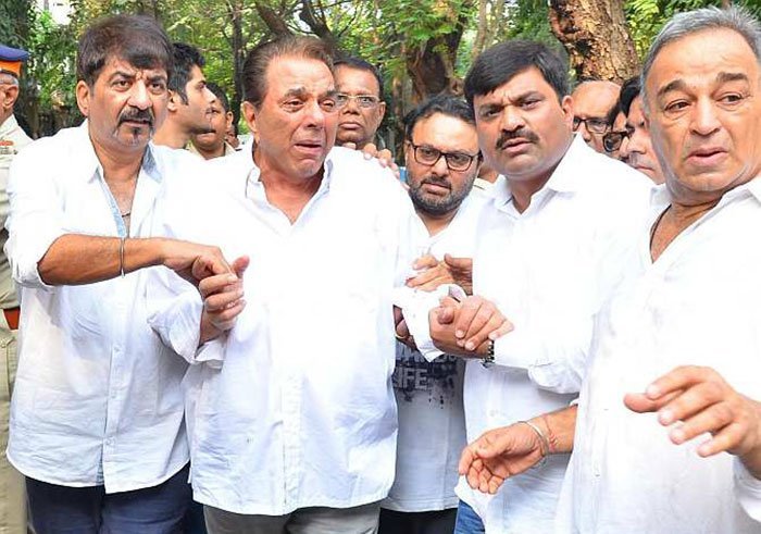 धर्मेंद्र जब इंडस्ट्री में अपनी पहचान बना चुके थे तब उनके छोटे भाई अजीत बॉलीवुड में अपनी जगह बनाने की कोशिश कर रहे थे। दोनों भाइयों ने अपने बलबूते पर इंडस्ट्री में पहचान बनाई और उनके बच्चों भी अपने ही दम पर बॉलीवुड में छाए।