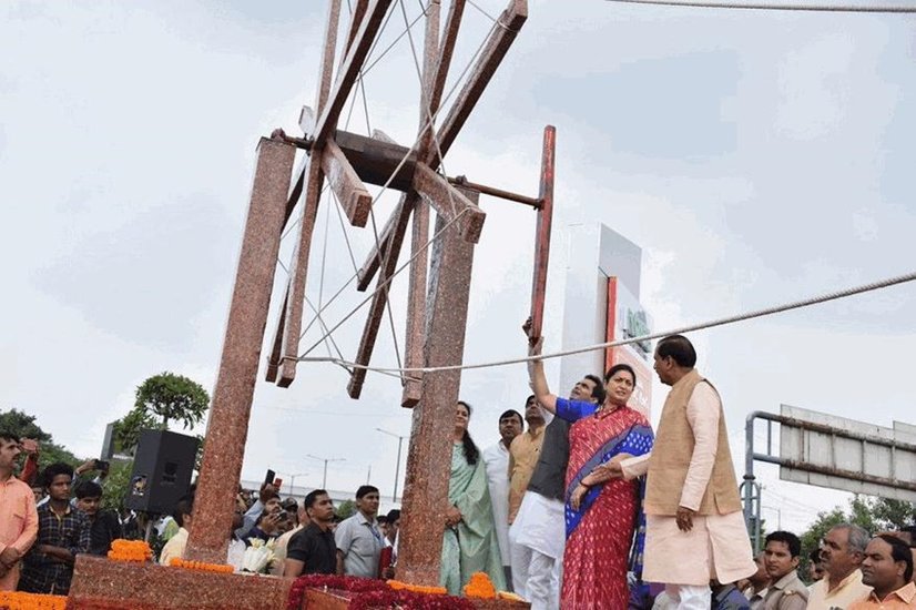 नोएडा में विशाल चरखे के साथ केंद्रीय मंत्री स्मृति ईरानी और महेश शर्मा।