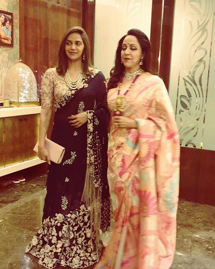 बता दें कि धर्मेंद्र और हेमा की बेटी अहाना की शादी हो चुकी है और उनकी एक बेटी और दो जुड़वा बच्चे हैं।