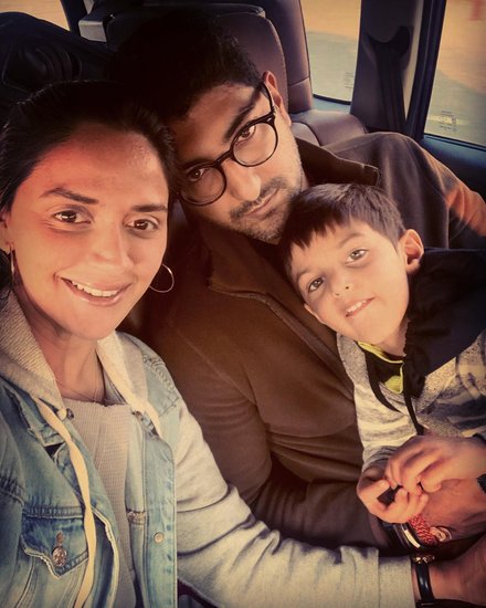 अहाना को ईशा ने जिद करके अपने साथ फिल्म 'न तुम जानो न हम' में अपनी दोस्त का किरदार करवाया था।