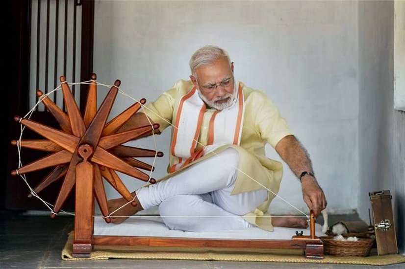 साबरमती आश्रम में चरखा चलाते पीएम नरेंद्र मोदी।