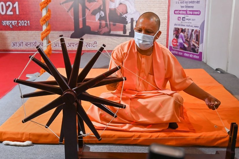 Yogi Adityanath Spinning Wheel: हाल ही में योगी आदित्यनाथ ने लखनऊ के गोमतीनगर स्थित इंदिरा गांधी प्रतिष्ठान में 15 दिवसीय खादी महोत्सव और सिल्क एक्सपो का उद्घाटन किया। इस दौरान वह चरखा चलाते भी दिखे। चरखा चलाते योगी आदित्यनाथ की तस्वीर सोशल मीडिया में खूब वायरल हुई। योगी आदित्यनाथ से पहले भी बीजेपी के कई नेता महात्मा गांधी और खादी के प्रतीक चरखे के साथ नजर आ चुके हैं। आइए देखें उनकी तस्वीरें: