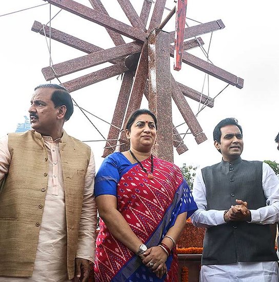 महेश शर्मा, स्मृति ईरानी और पंकज सिंह।