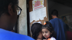 Aadhaar Card अपडेट कराने को केंद्र पर फिजिकल डॉक्यूमेंट ले जाना जरूरी है? जानें- पूरी प्रक्रिया