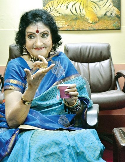 बॉलीवुड की दिग्गज अभिनेत्री वैजयंती माला भी कांग्रेस के टिकट पर ही राजनीति के मैदान में उतरी थीं। उन्होंने 1984 और 1989 में कांग्रेस के टिकट पर दक्षिण चेन्नई से चुनाव लड़ा और जीता भी। लेकिन सितंबर 1999 में वैजयंती माला ने कांग्रेस का साथ छोड़ बीजेपी की सदस्यता ले ली।