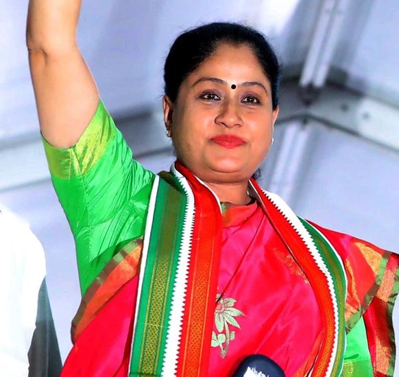 मशहूर तेलुगू एक्ट्रेस विजय शांति ने कांग्रेस की सदस्यता ली थी। हालांकि वह कांग्रेस से पहले AIADMK में रह चुकी थीं। 2014 में वह कांग्रेस के टिकट पर लोकसभा चुनाव भी लड़ी थीं जिसमें उन्हें हार का सामना करना पड़ा था। साल 2020 में विजय शांति ने बीजेपी का दामन थाम लिया था।