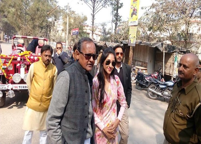 रायबरेली सदर से ही उनके पिता अखिलेश सिंह 5 बार विधायक रहे। वह कई पार्टियों में रहे। 