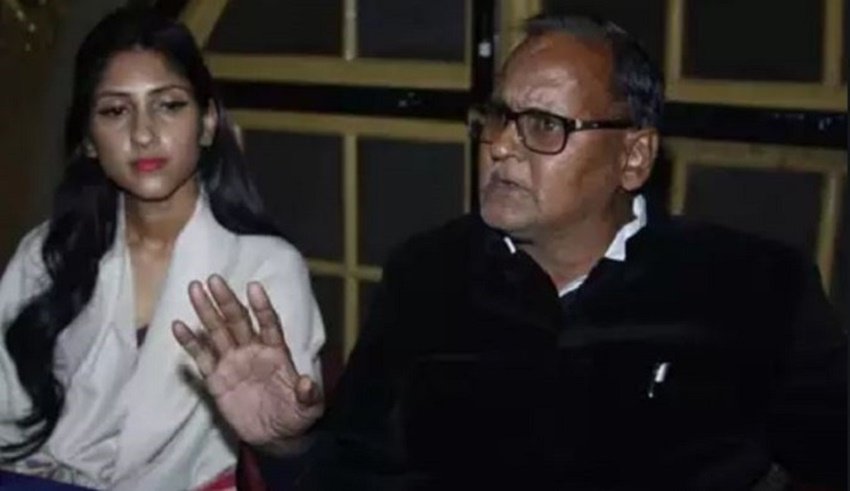अखिलेश सिंह 2017 से ही बीमार चल रहे थे। उन्हें कैंसर हो गया था। 2019 में वह कैंसर से जंग हार गए। लेकिन जहां अपने अंतिम दिनों में वह बेटी को राजनीति में सेटल कर गए वहीं वह बेटी का रिश्ता भी पक्का कर गए थे।