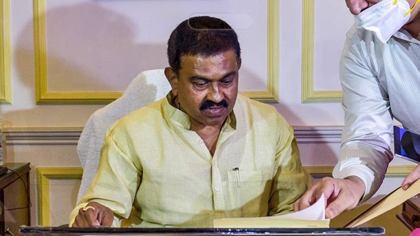 टेनी के मुताबिक उनके पास महिंद्रा की थार समेत 30 लाख रुपए के कीमत की दो कार हैं। उन्होंने 2 लाख रुपए से ज्यादा की कीमत का सोना भी रखा हुआ है। टेनी राइस मिल भी चलाते हैं।