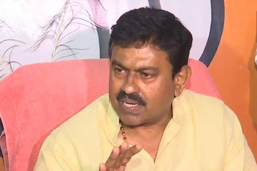 बात असलहों की करें तो अपने हलफनामे में उन्होंने बताया है कि उनके पास एक रिवाल्वर और एक राइफल है।