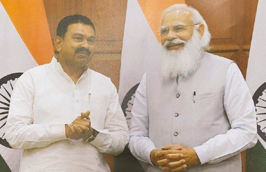 Ajay Misra Teni: लखीमुपर खीरी (Lakhimpur Kheri) में 4 किसानों समेत 8 लोगों की मौत के बाद से ही खीरी से बीजेपी (BJP) सांसद अजय मिश्र टेनी चर्चा में हैं। उनके बेटे आशीष मिश्रा के खिलाफ एफआईआर भी दर्ज हो चुकी है। टेनी पहली बार 2012 में विधायक बने थे। विधायक बनने के 9 साल के अंदर ही वह केंद्रीय गृह राज्यमंत्री के पद तक पहुंच गए। आइए जानें कितनी संपत्ति के मालिक हैं अजय मिश्र टेनी।