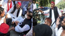 अखिलेश यादव के सामने यूपी पुलिस से हाथापाई करने लगे सपा कार्यकर्ता, वीडियो वायरल