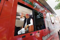यूपी के डिप्टी सीएम ने अखिलेश यादव पर साधा निशाना, कहा- सपा के विजय रथ को पराजित रथ में बदलेगी जनता