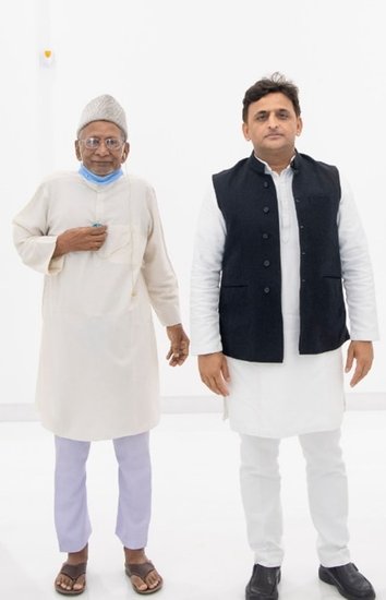 इन चर्चित सपा नेता का नाम है आलम बदी। आलम बदी आजमगढ़ की निजामाबाद विधानसभा सीट से सपा के टिकट पर जीतकर विधायक बने हैं।
