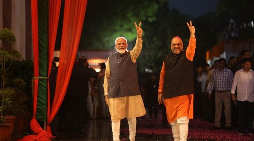 नरेंद्र मोदी उम्र में अमित शाह से करीब 14 साल बड़े हैं। नरेंद्र मोदी का जन्म गुजरात के वडनगर में हुआ तो वहीं अमित शाह का जन्म मुंबई (तब बॉम्बे) में एक गुजराती जैन परिवार में हुआ था।