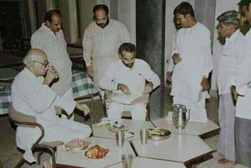 नरेंद्र मोदी जब अपने जीवन का पहला चुनाव लड़े तब अमित शाह ही उनके चुनाव प्रभारी रहे। साल 2002, 2007 और 2012 में हुए चुनावों में अमित शाह नरेंद्र मोदी के राइट हैंड की तरह रहे।