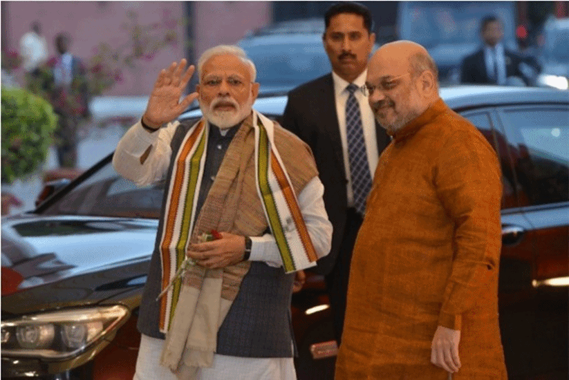 पत्रकार अनिल राय ने अपनी किताब शैडो पॉलिटिक्स में लिखा है कि मोदी अमित शाह से पहली बार 1982 में संघ की शाखा में मिले। 